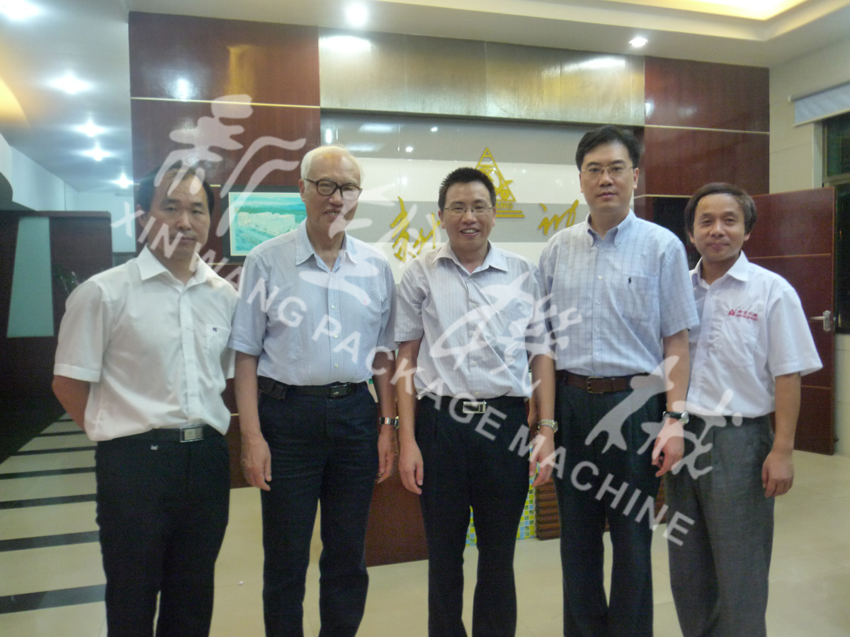 中國(guó)工程院院士段正澄、中國(guó)工程院院士、華中科技大學(xué)黨委書(shū)記邵新宇、廣東省智能機(jī)器人研究院院長(zhǎng)張國(guó)軍一行蒞臨新望公司考察指導(dǎo)