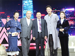新望董事長(zhǎng)羅永輝與著名歌星劉尊老師、汪正正老師、郭津彤老師、主持人雅琪在北京電視臺(tái)錄制節(jié)目現(xiàn)場(chǎng)親切合影